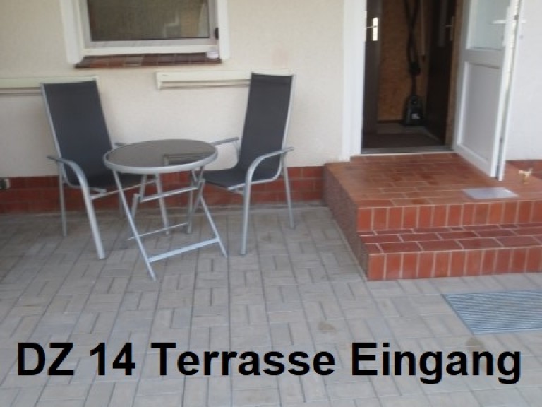 DZ 14 Eingang mit Terrasse